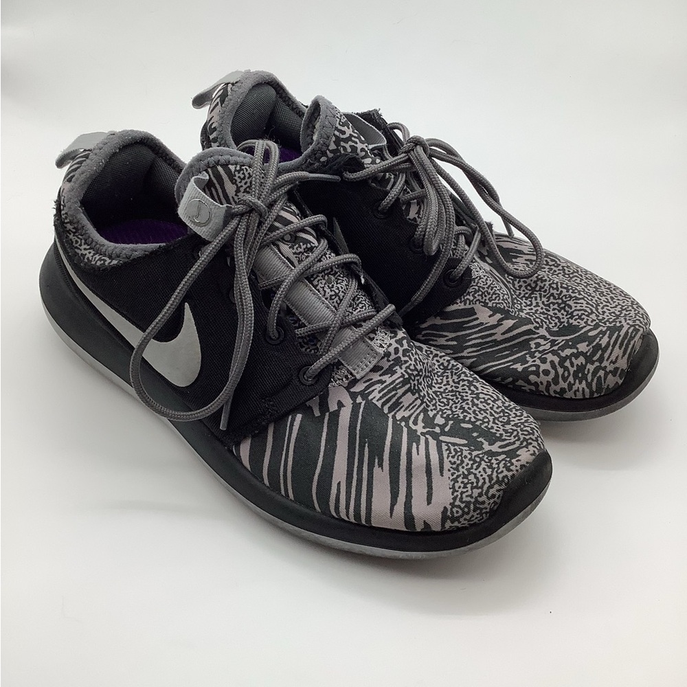 Nike Women's Gray Patterned Athletic Sneakers